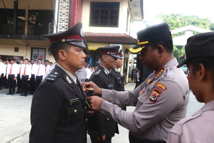 Alarm Moral Bhayangkara, Kapolresta Jayapura Kota Anugerahkan Tanda Kehormatan kepada 31 Personel 